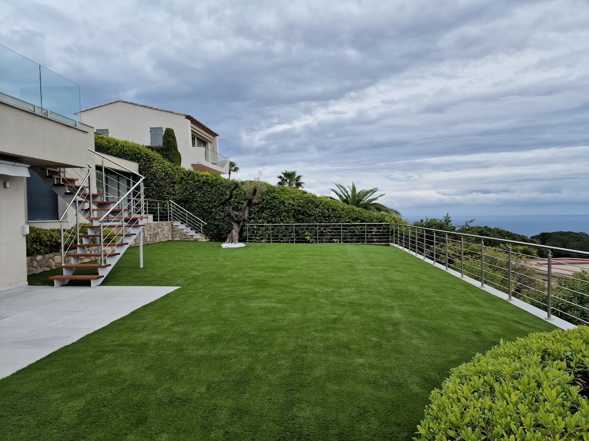 Engazonnement, gazon en plaque et gazon synthétique - BCD Jardin paysagiste à Cannes, Mougins, Le Cannet et 06